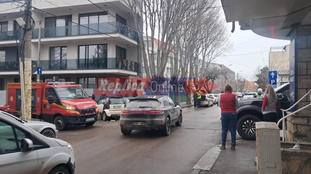 Accident rutier in zona Faleza Nord, la intersectia dintre strazile Unirii si Libertatii. O victima a fost transportata la spital Accident rutier in zona Faleza Nord, la intersectia dintre strazile Unirii si Libertatii. O victima a fost transportata la spital