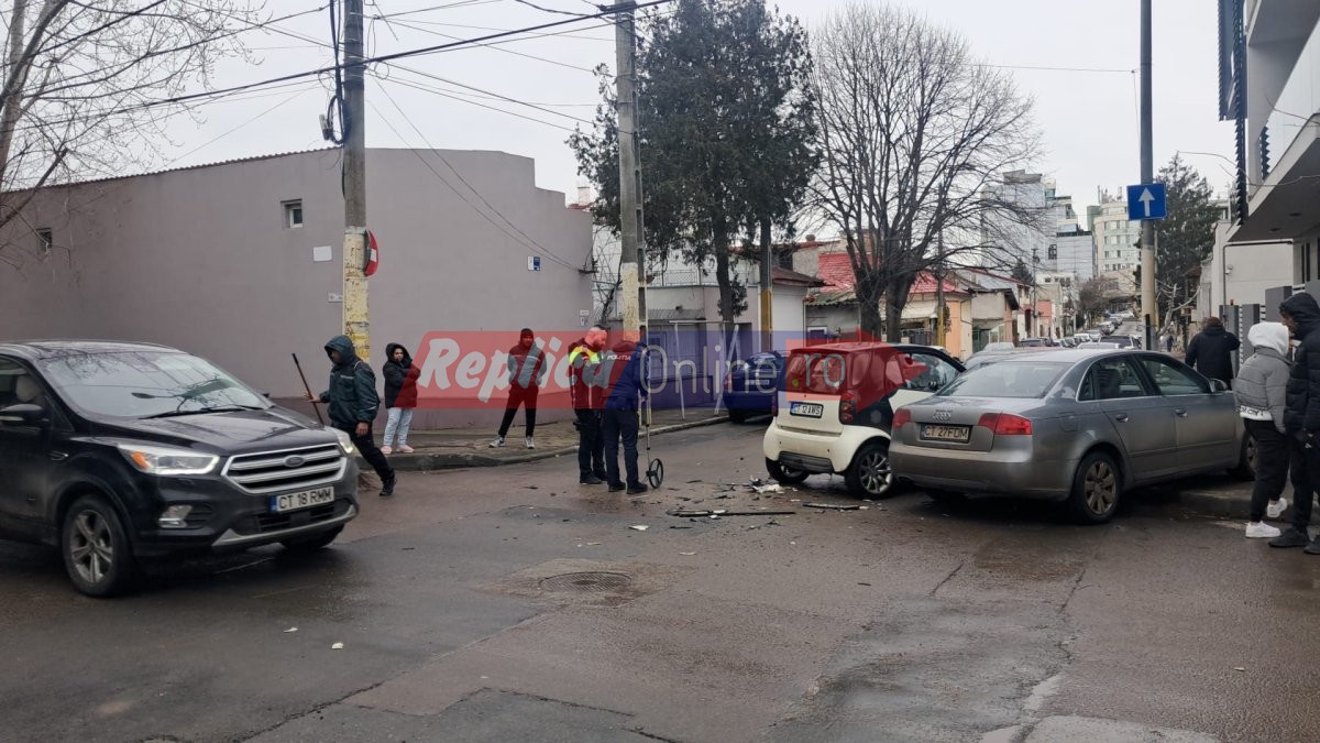 Accident rutier in zona Faleza Nord, la intersectia dintre strazile Unirii si Libertatii. O victima a fost transportata la spital Accident rutier in zona Faleza Nord, la intersectia dintre strazile Unirii si Libertatii. O victima a fost transportata la spital