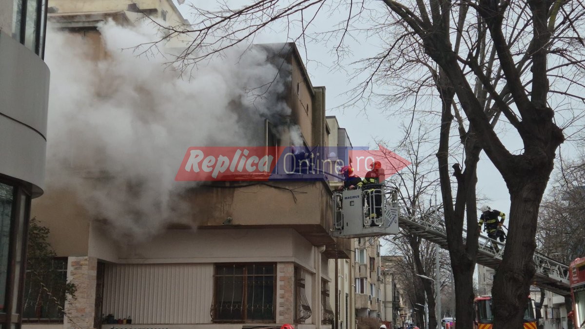 Incendiu la o casa din Constanta, pe bulevardul Ferdinand, provocat de o improvizatie electrica. Video Incendiu la o casa din Constanta, pe bulevardul Ferdinand, provocat de o improvizatie electrica. Video