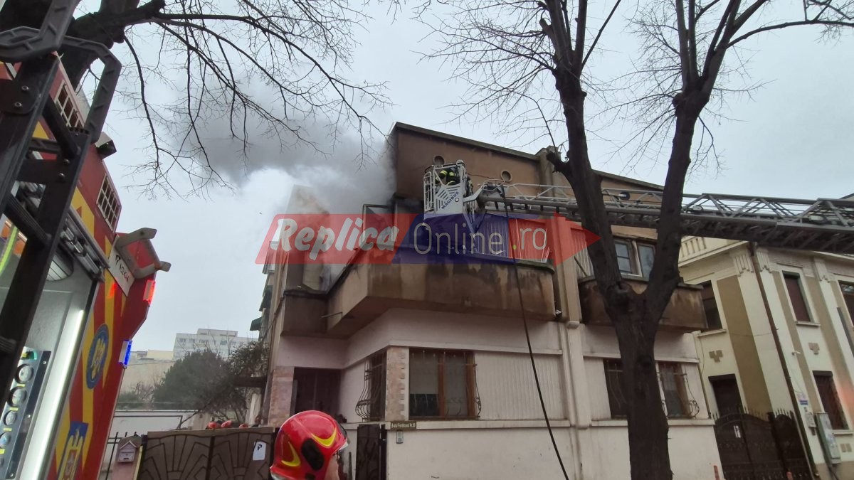 Incendiu la o casa din Constanta, pe bulevardul Ferdinand, provocat de o improvizatie electrica. Video Incendiu la o casa din Constanta, pe bulevardul Ferdinand, provocat de o improvizatie electrica. Video