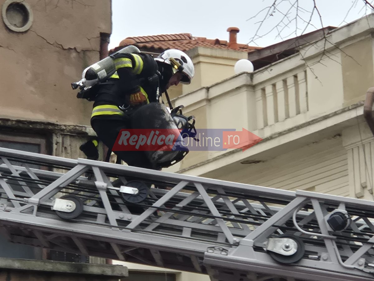 Incendiu la o casa din Constanta, pe bulevardul Ferdinand, provocat de o improvizatie electrica. Video Incendiu la o casa din Constanta, pe bulevardul Ferdinand, provocat de o improvizatie electrica. Video