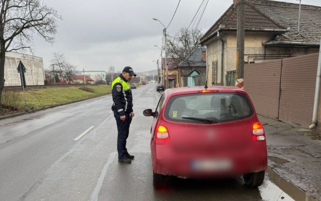 Acțiune a polițistilor rutieri, la trecerile la nivel cu calea ferată