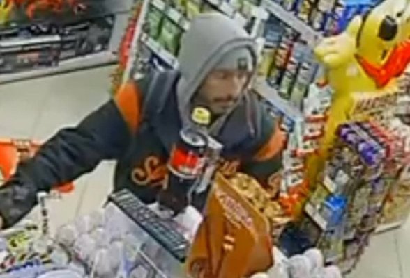 Un bărbat a găsit un card bancar lângă bancomat, și l-a însușit și ulterior a jucat banii la păcănele. Video