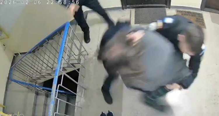 Un bărbat cu probleme psihice a bătut mai mulți polițiști chemați la o intervenție, în Constanța. Video