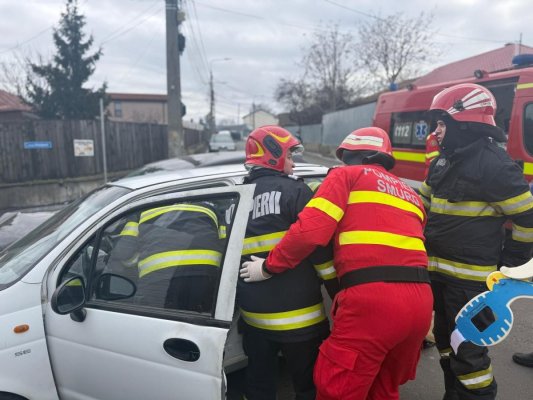 Accident rutier în Tulcea. O femeie de 62 de ani a rămas încarcerată