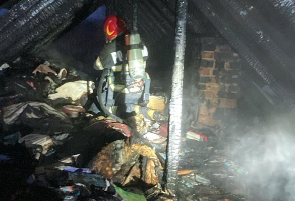 Incendiu la o locuință din orașul Măcin, din cauza unui scurtcircuit electric