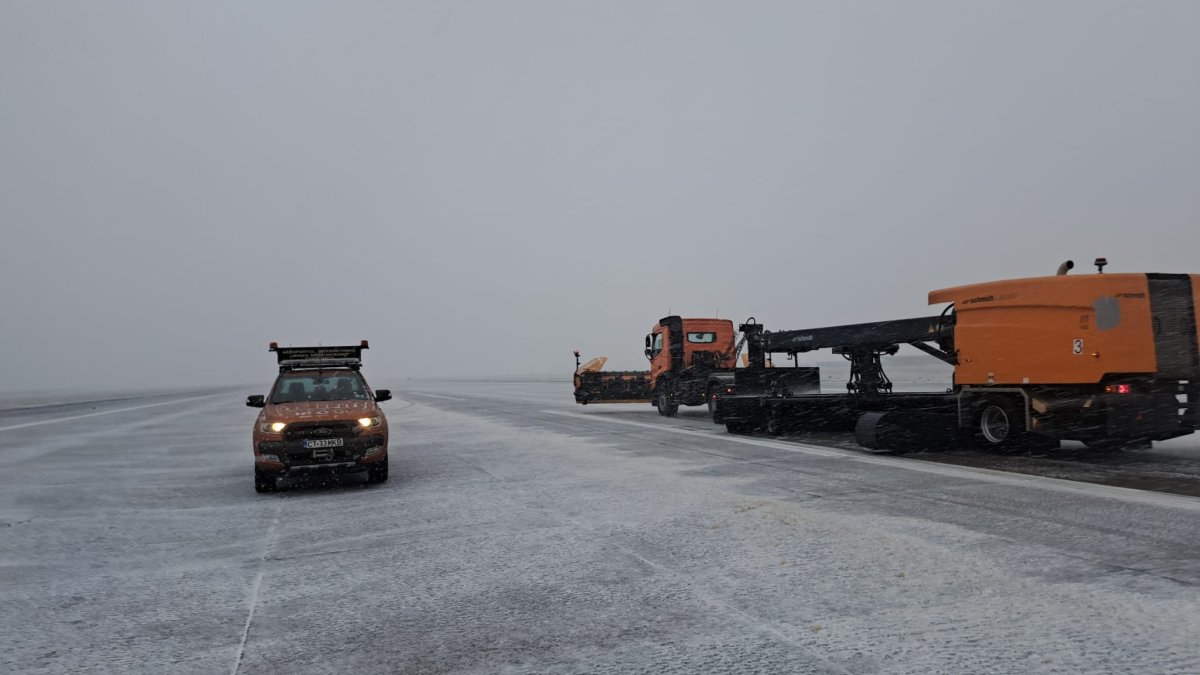 Aeroportul Mihail Kogalniceanu a luat masurile necesare pentru conditiile meteo extreme. Video Aeroportul Mihail Kogalniceanu a luat masurile necesare pentru conditiile meteo extreme. Video