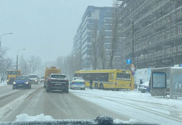 Un autobuz CT BUS a derapat în stațiunea Mamaia, din cauza viscolului