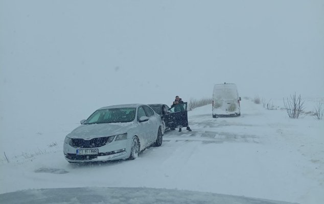 Mai multe autoturisme au rămas blocate pe DN2A, la ieșirea din Saraiu spre Topolog, din cauza viscolului