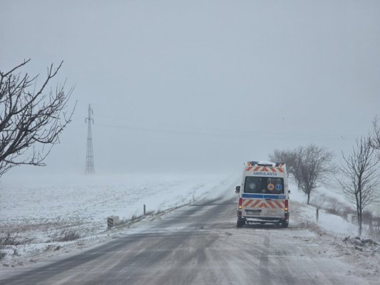 O ambulanță care transporta o pacientă la spital a derapat, pe DN38 Movilița-Techirghiol