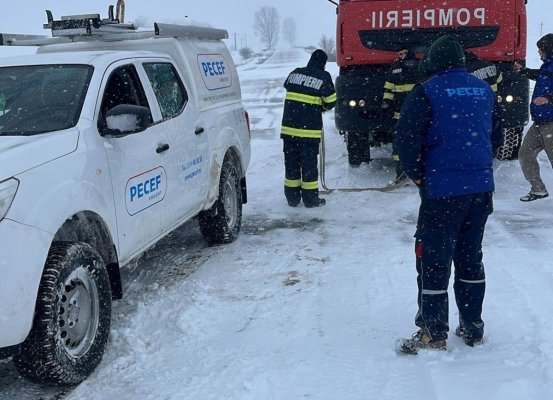 Două autoturisme au rămas blocate în zăpadă, între localitățile Saraiu și Stejaru