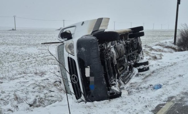 Un pasager a fost rănit, după ce un microbuz s-a răsturnat, între Mahmudia și Beștepe