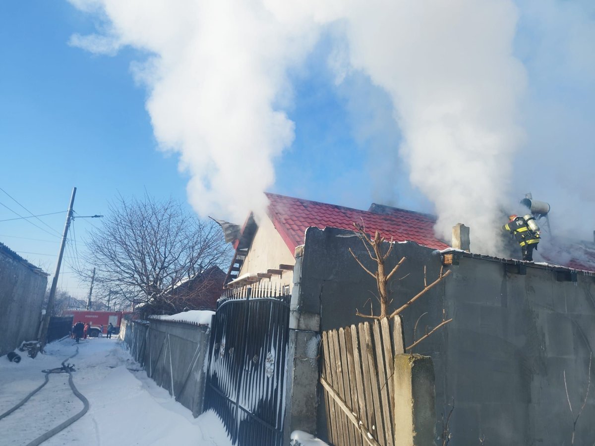 Incendiu la o locuinta din Cuza Voda. O femeie a fost transportata la spital