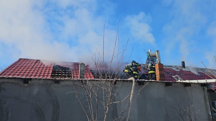Incendiu la o locuință din Cuza Vodă. O femeie a fost transportată la spital