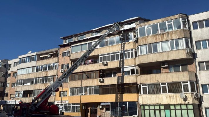 Misiune pentru îndepărtarea zăpezii de pe acoperișul unui bloc din municipiul Tulcea. Video