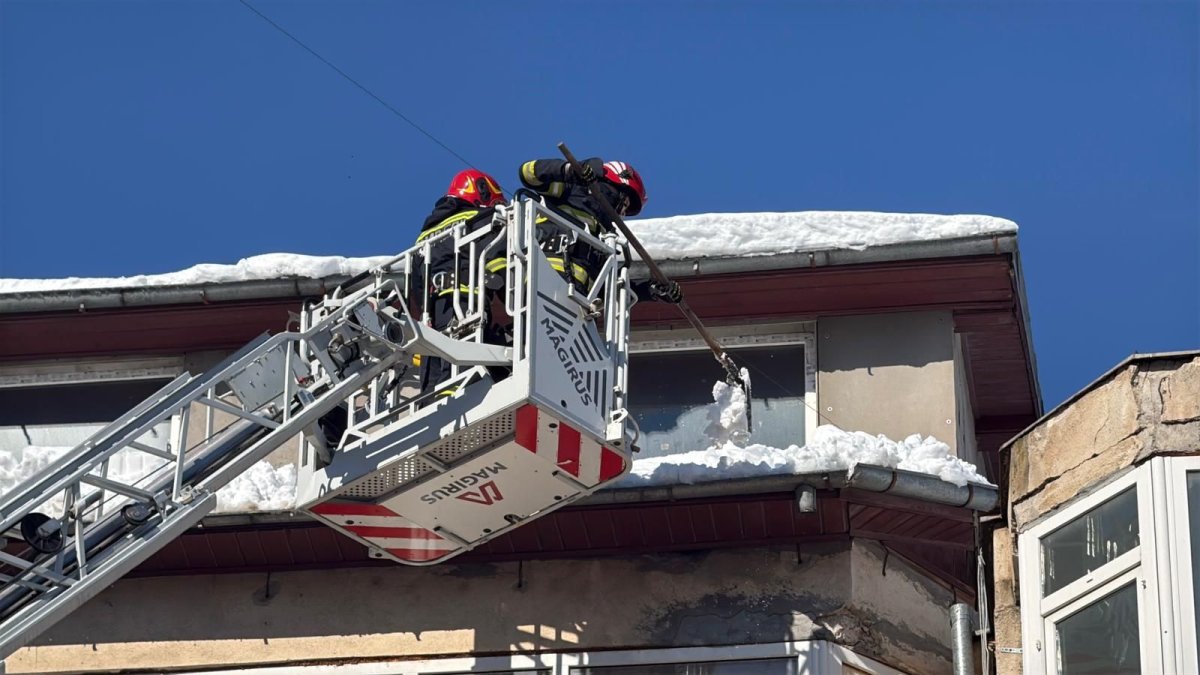 Misiune pentru indepartarea zapezii de pe acoperisul unui bloc din municipiul Tulcea. Video