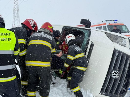 Plan Roșu de Intervenție! Un microbuz plin cu călători s-a răsturnat în afara părții carosabile