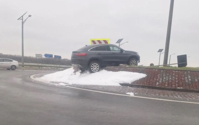 Pe un șofer constănțean „obosit“ l-a luat somnul, în sensul giratoriu din localitatea Mihail Kogălniceanu. Video