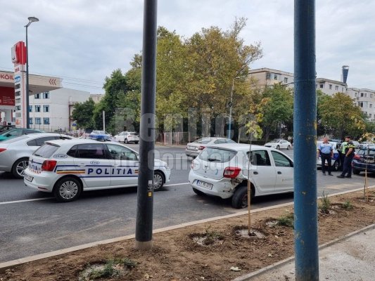 Un copil de 2 ani a fost lovit de o mașină pe Șoseaua Mangaliei, în timp ce mama lui recicla sticle