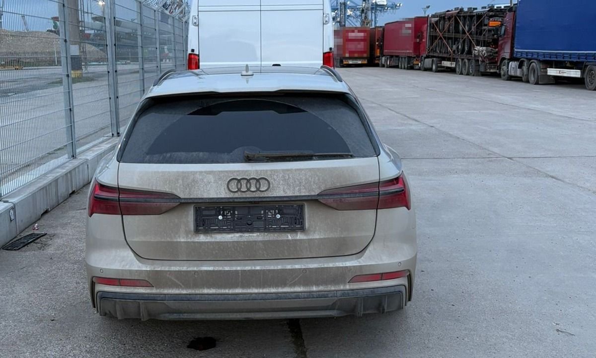 Un autoturism cautat de autoritatile poloneze a fost gasit in Portul Constanta. Video Un autoturism cautat de autoritatile poloneze a fost gasit in Portul Constanta. Video