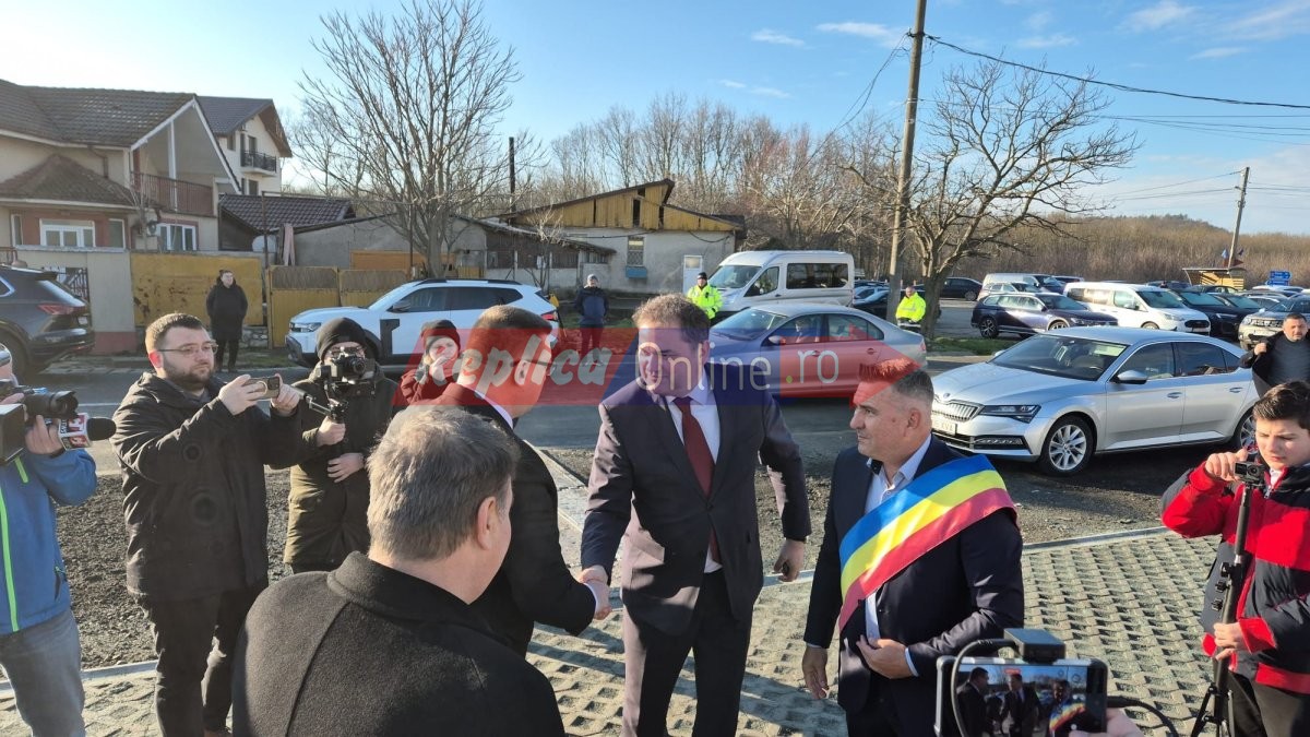 Ministrul Dezvoltarii, Cseke Attila, in vizita de lucru la Murfatlar. E prezent si Florin Mitroi. Video Ministrul Dezvoltarii, Cseke Attila, in vizita de lucru la Murfatlar. E prezent si Florin Mitroi. Video