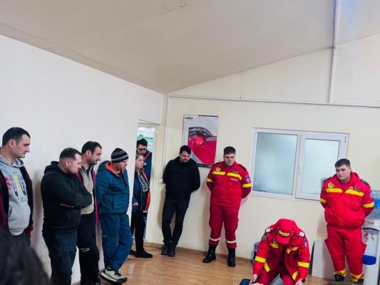 Militarii din cadrul ISU Dobrogea au ținut lecții de prim-ajutor la un service auto 