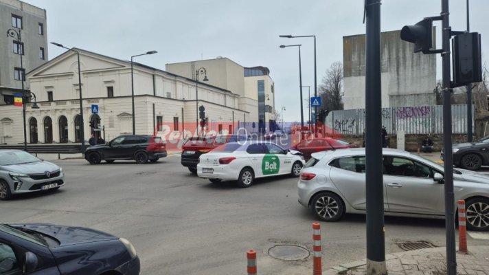 Accident între trei autoturisme la intersecția străzii Mihai Viteazu cu blvd. Ferdinand