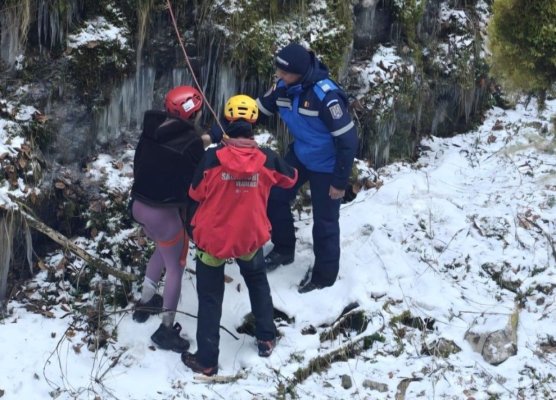 Doi turiști francezi au fost salvați de jandarmi, din apropierea Cascadei Vălul Miresei