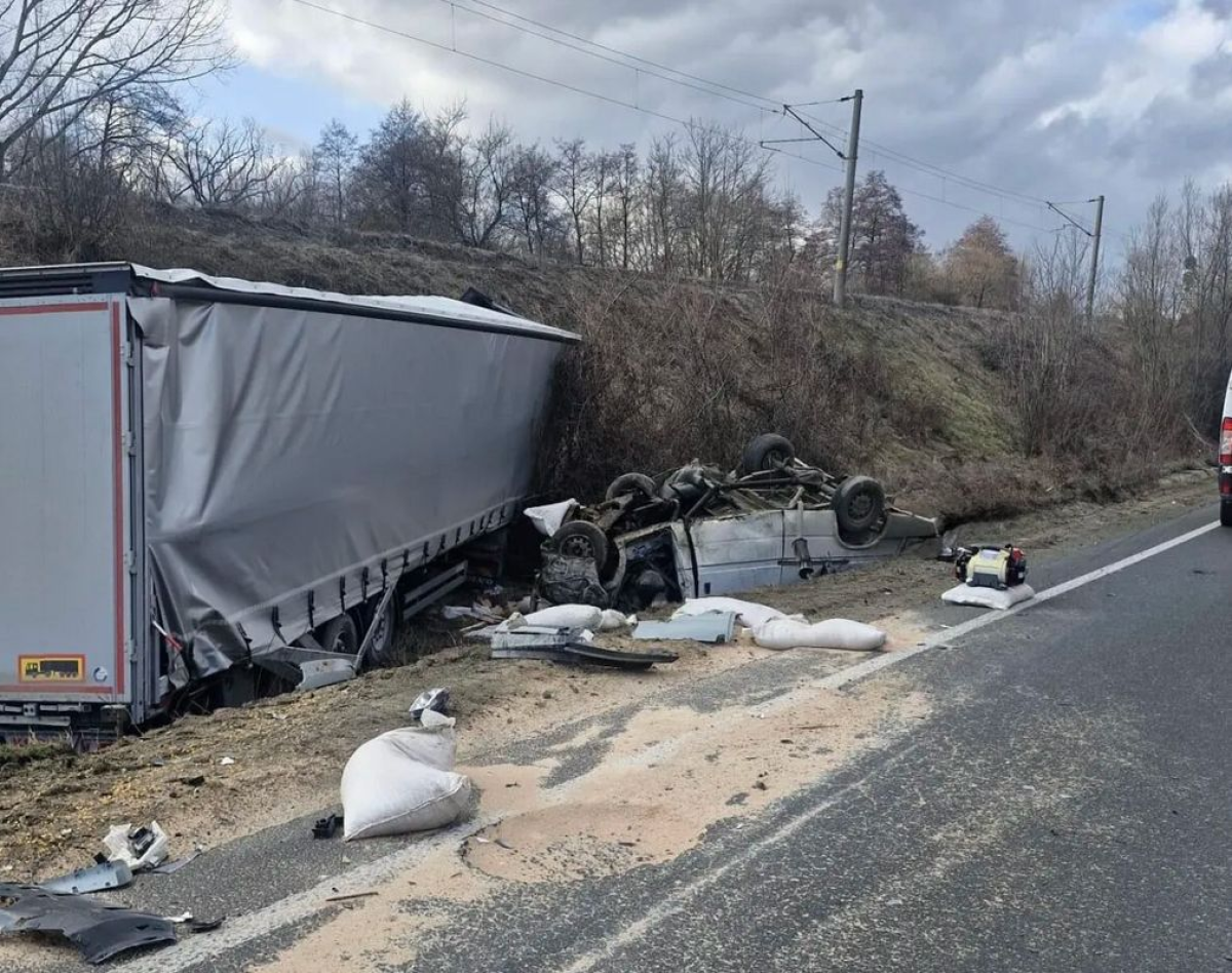 Carnagiu pe sosea! Un barbat si doi copii au murit, dupa ce un TIR si un microbuz de marfa s-au ciocnit violent Carnagiu pe sosea! Un barbat si doi copii au murit, dupa ce un TIR si un microbuz de marfa s-au ciocnit violent