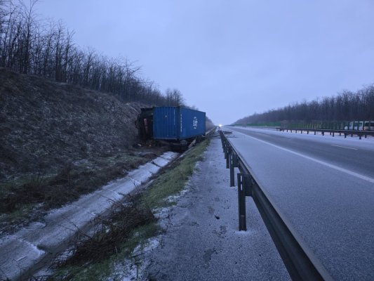 Un TIR a ieșit în afara părții carosabile, pe A2, între Medgidia și Cernavodă: șoferul a rămas blocat în cabină