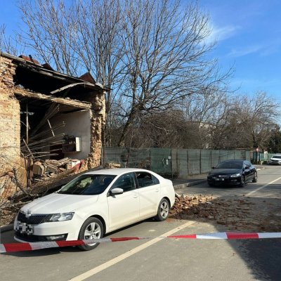 Groaznic! Peretele unei case abandonate s-a prăbușit peste o mașină oprită la semafor, în care se aflau 4 persoane
