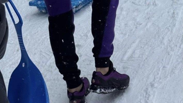 Doi tineri au fost opriți de jandarmi, după ce au plecat în plină iarnă pe munte, încălțați cu adidași