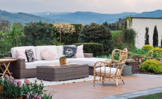 Pregătește-ți grădina de vară: Piese de mobilier esențiale pentru relaxare în aer liber
