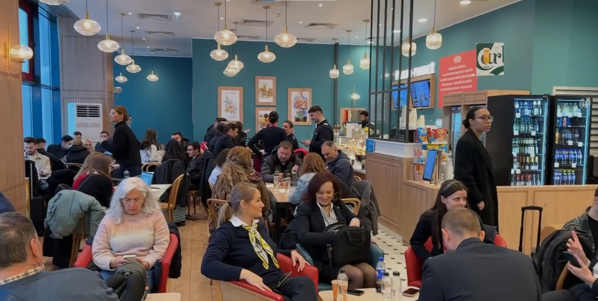 Ghinion! Mai multi jurnalisti care trebuiau sa ajunga la Washington au ramas blocati pe Aeroportul Otopeni. Video Ghinion! Mai multi jurnalisti care trebuiau sa ajunga la Washington au ramas blocati pe Aeroportul Otopeni. Video
