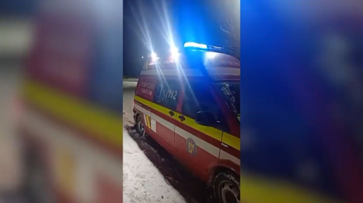 Pompierii tulceni au salvat mai multe persoane blocate din cauza viscolului. Video