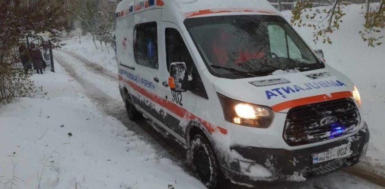 O femeie a născut acasă, după ce ambulanța n-a mai ajuns din cauza condițiilor meteo extreme