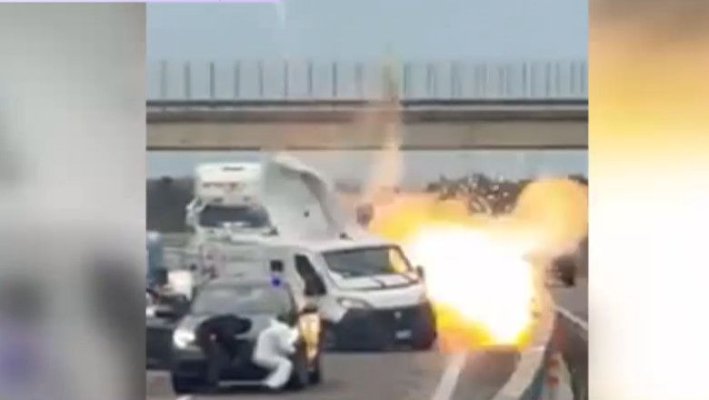 Jaf armat pe o șosea din Italia. Atacatorii au blocat drumul și au aruncat în aer o dubă de transport valori 