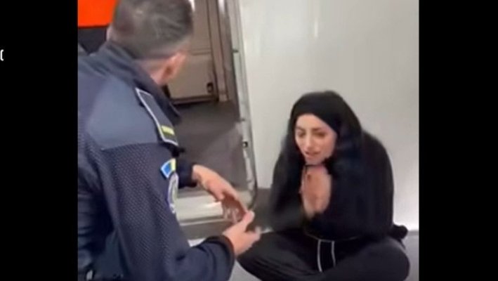 Scandal pe aeroportul Otopeni: Doi pasageri cu un copil mic nu au fost lăsați să urce într-un avion spre Londra! Video 