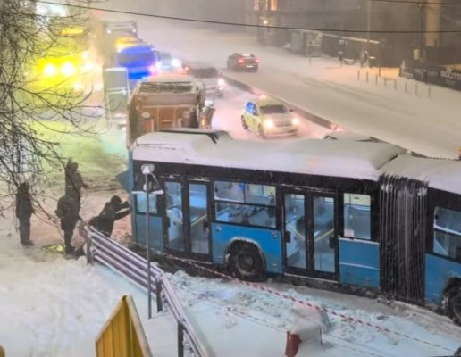 Mai mulți bucureșteni au fost nevoiți să împingă un autobuz STB care a rămas blocat în zăpadă! Video