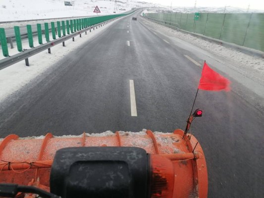 Cod Galben de vânt și ninsori: Pe A2 se circulă în condiții de ninsoare și vizibilitate redusă
