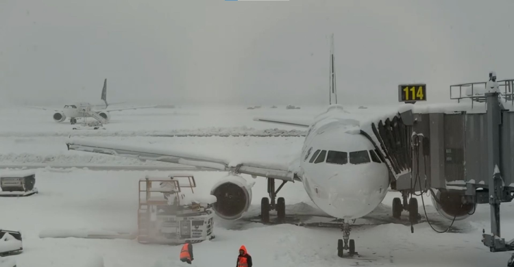 Ghinion! Mai mulți jurnaliști care trebuiau să ajungă la Washington au rămas blocați pe Aeroportul Otopeni. Video