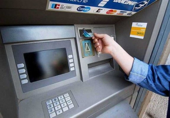 Noua metodă prin care hoții îți pot fura cardul la bancomat în câteva secunde