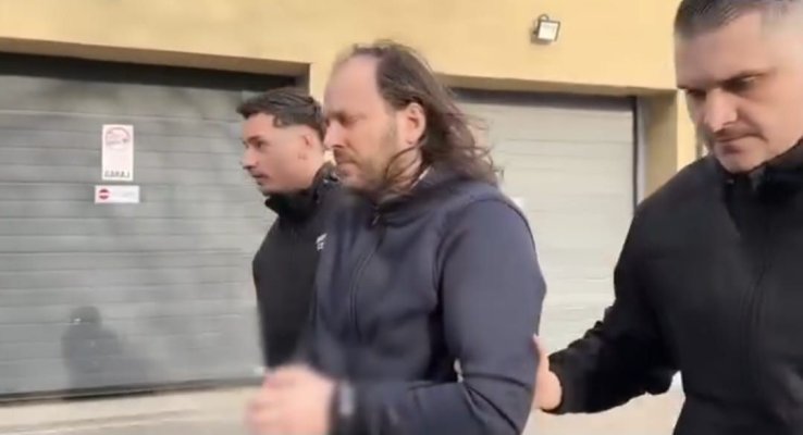 Bărbatul care a agresat polițiștii, într-o scară de bloc, a fost arestat preventiv! Video