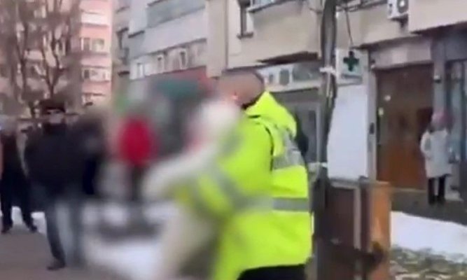 Un polițist local a salvat un bebeluș, după ce un incendiu a izbucnit într-un apartament