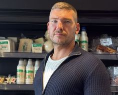 Călin Donca își momește clienții cu reduceri bombastice... doar ca să-i treacă cineva pragul! Video