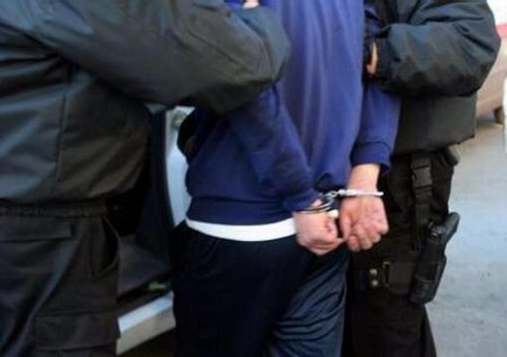 Patru bărbați, urmăriți internațional, au fost aduși în țară de către polițiști