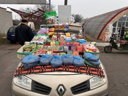 Țigănie la Târgul săptămânal de la  Cobadin: piețarii își vând marfa pe parbrizul și pe capota mașinii... câteodată chiar și din  mers