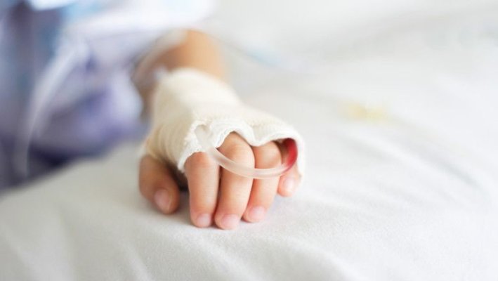 Fetiță de patru ani, în comă după ce ar fi fost bătută grav. Dosar penal pentru tentativă de omor 