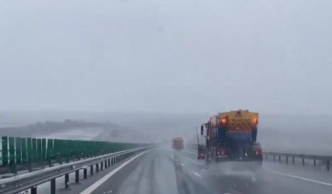 Atenție, şoferi! Se circulă pe un carosabil umed