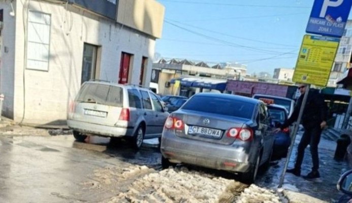 O șoferiță a fost amendată de Poliția Locală, că mai avea puțin și parca într-un fast food!  